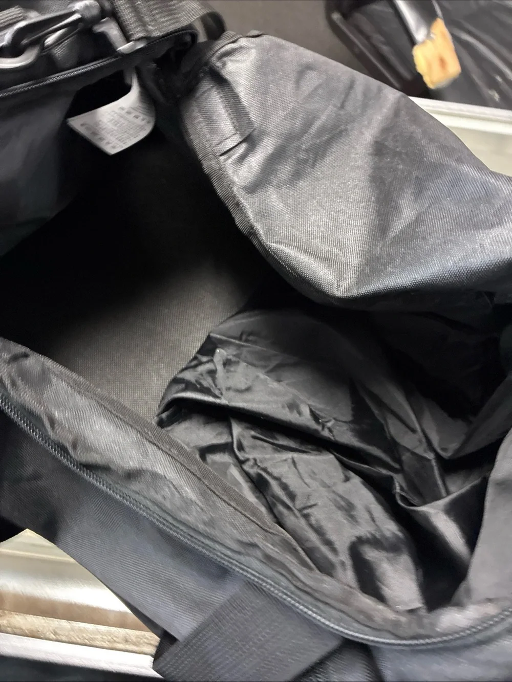 Nike Duffle Gym Bag ( 17”x11”x10”) Black E2-759 Pre Owned Used